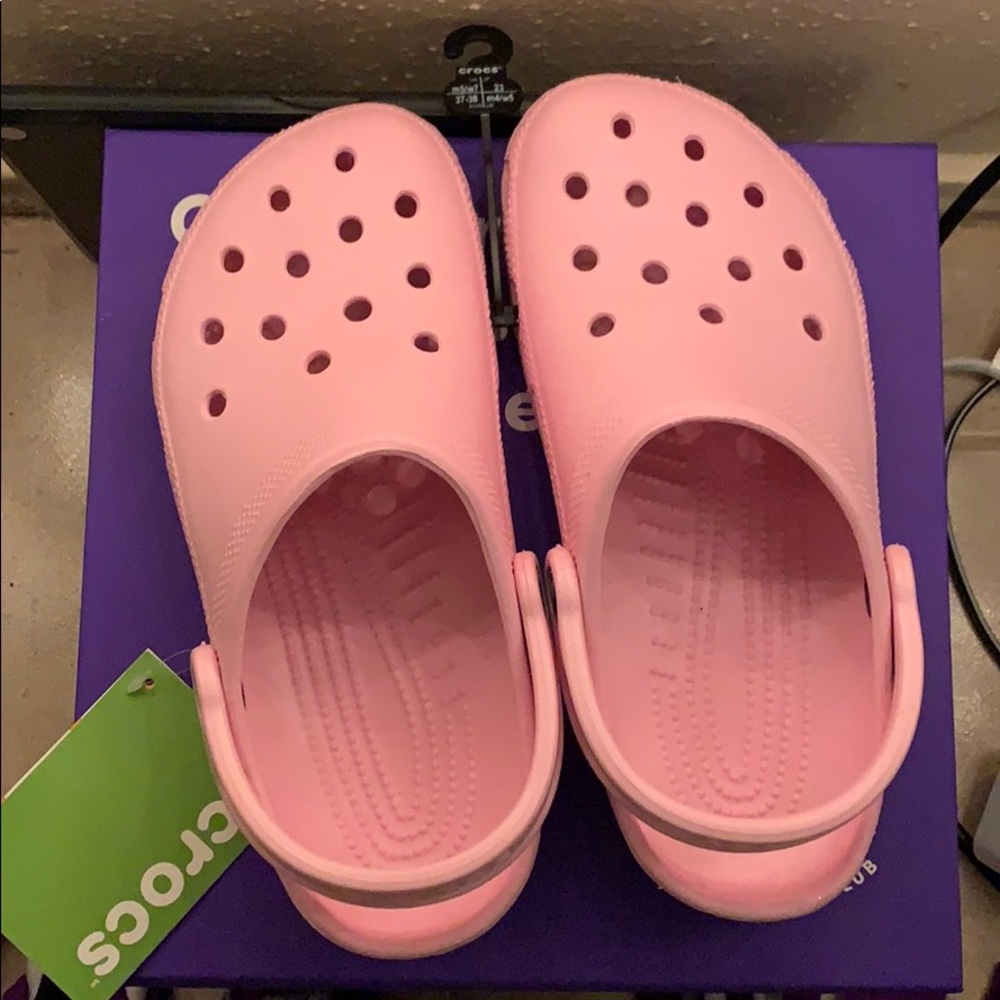 Baby pink crocs!💕